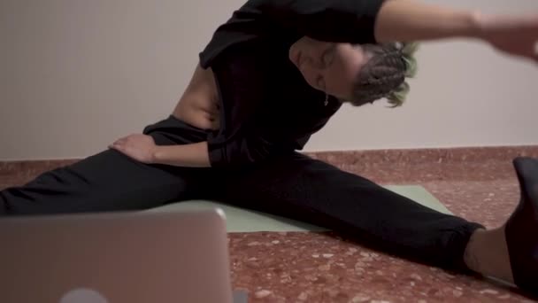 Γυναίκα Ανεβαίνει Από Τέντωμα Πόδι Στο Πάτωμα Και Κατά Διάρκεια — Αρχείο Βίντεο