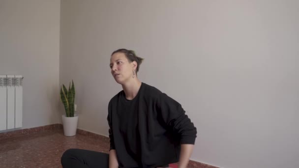 Аллергическая Женщина Делает Растяжку Дома Сидя Полу — стоковое видео