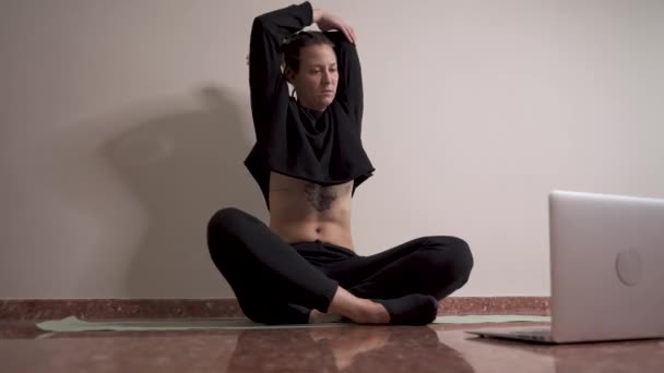 Woman Braids Stretching Triceps Online Yoga Class — Stockvideo