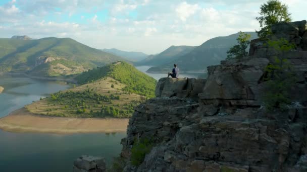 Man Sitting Rock Amazing View River Meander Aerial Shot — Stockvideo
