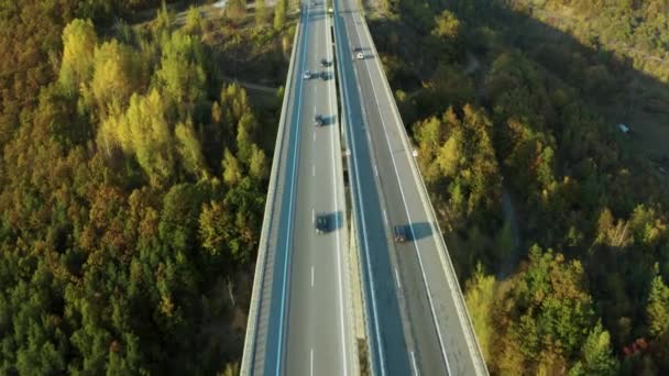Highway Traffic Going Tunnel Scenic Road Aerial Pan — Vídeo de Stock