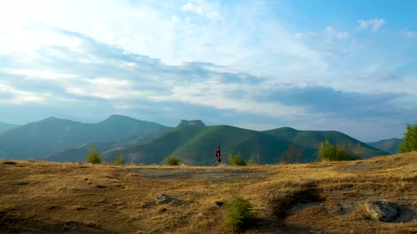 Young Man Walking Mountain Hill Amazing View Aerial Side Shot — Vídeos de Stock