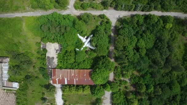 Opuštěné Staré Letadlo Uprostřed Zeleného Pole Letadlo Shora Dolů — Stock video