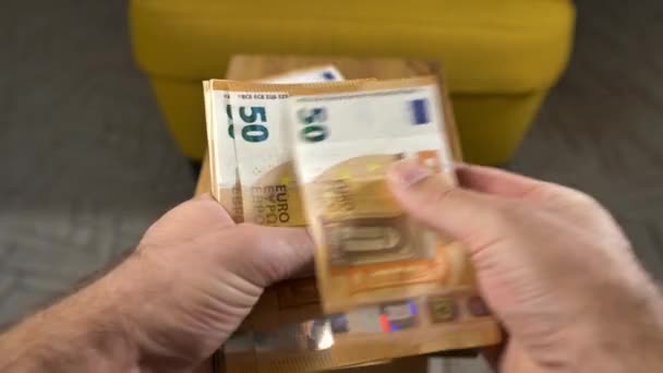 Руки Считая Новые Пятьдесят Евро Банкноты Деньги Стек Фоновом Режиме — стоковое видео