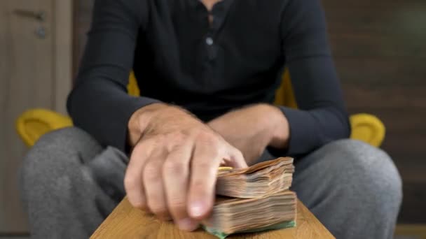 Man Stacking Fifty Hundred Euro Bills Rubber Bands Static Shot — Stockvideo