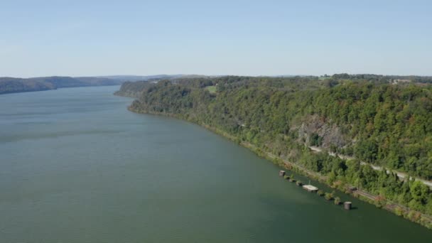 Railroad Runs Susquehanna River Central Aerial — Vídeo de Stock