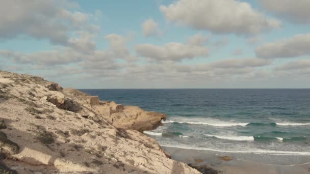 Cloudscape Porto Santo Beira Mar Com Ondas Turquesa Calcário Branco — Vídeo de Stock