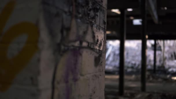 Derelict Urban Building Graffiti Wall Panning Shot — Stockvideo