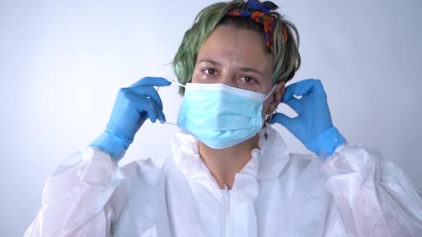 Doctor Ppe Suit Puts Mask Indicates Camera Should Same — Vídeo de Stock