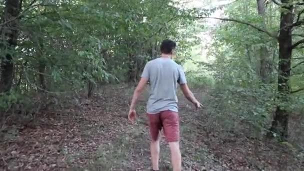 Man Loopt Het Groene Bos Van Achteren Neergeschoten — Stockvideo