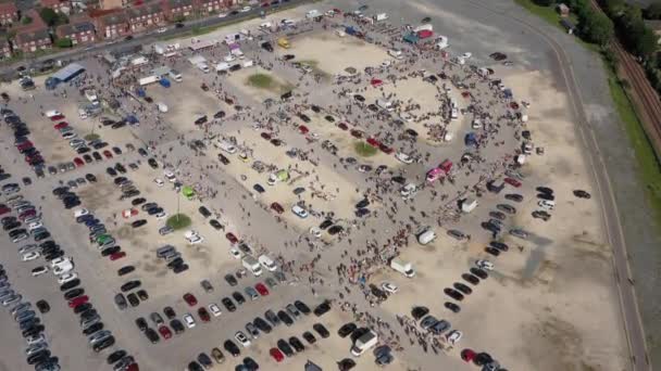 Floating High Aerial Birdseye Drone Shot Busy Market Car Boot — Stockvideo