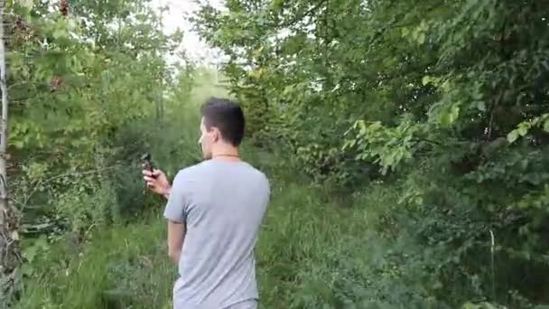 Man Loopt Het Groene Bos Van Achteren Neergeschoten — Stockvideo