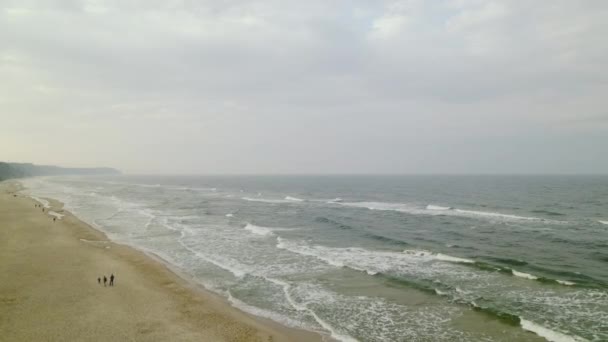Captivating Ocean Waves Tourist Seaside Clear Sky Wladyslawowo Poland Wide — Αρχείο Βίντεο
