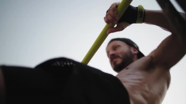 Здоровый Образ Жизни Спортивный Человек Выполняет Силовые Упражнения Верхней Части — стоковое видео