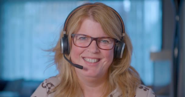 Blonde Business Woman Smiling Camera While Wearing Headset Glasses — Vídeos de Stock