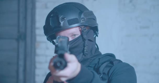 Αξιωματικός Της Αστυνομίας Σημαδεύει Όπλο Την Κάμερα Φώτα Της Αστυνομίας — Αρχείο Βίντεο