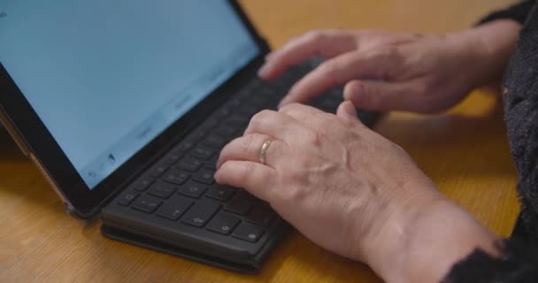 Woman Typing Report Her Tablet Keyboard — Stok Video