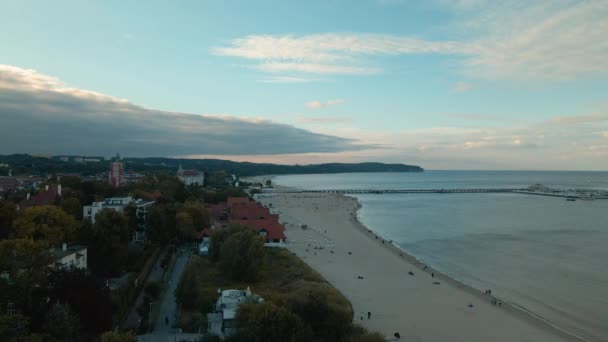 Seaside Resort City Sandy Beach Coast Baltic Sea Aerial Trucking — 비디오