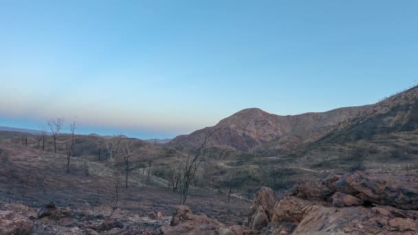 Light Spreads Desolate Mountainous Landscape Sunrise Australia — Stockvideo