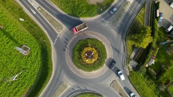 มมองด านบนของยานพาหนะท านโดย Roundabout ในล บาว โปแลนด โคจรรอบย งโดรน การเคล — วีดีโอสต็อก
