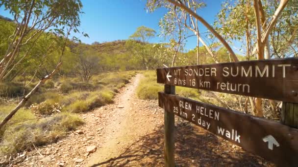 Hiker Walks Sign Sonder Larapinta Trail Central Australia — 图库视频影像