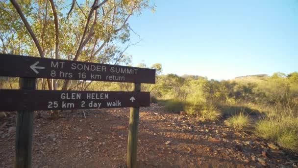 Hiker Walks Sign Larapinta Trail Central Australia — Stockvideo