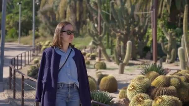 Montjuic Botanical Gardens Barcelona Spain Mossen Costa Llobera Young Woman — ストック動画