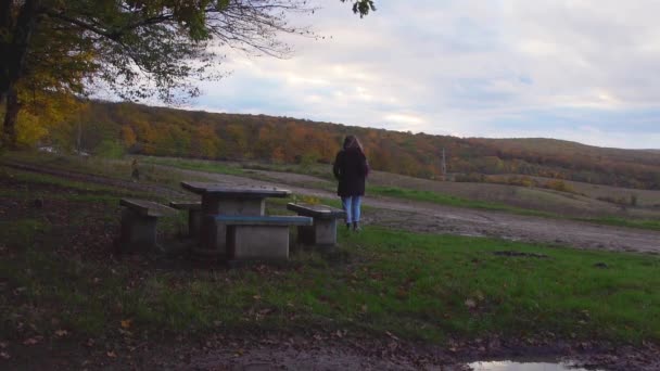 Woman Walking Passing Concrete Picnic Table Hill Hoia Forest Autumn — ストック動画
