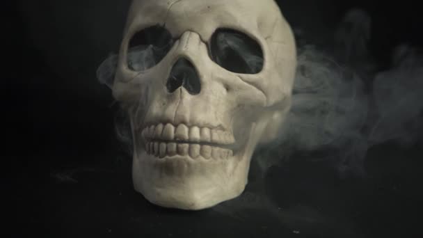 Human Skull Outpouring Smoke Fumes Medium Side Shot — Stockvideo