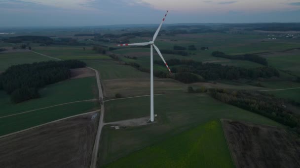Letecký Pohled Pomalu Rotující Větrnou Turbínu Obklopenou Venkovskou Krajinou Večerních — Stock video