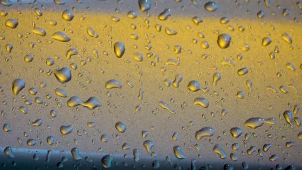 Gotas Água Superfície Metálica Tons Laranja Durante Chuva — Vídeo de Stock