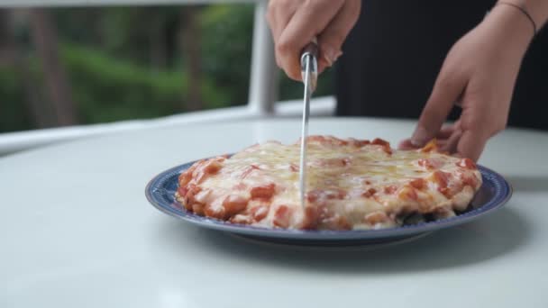 Close Female Hands Cutting Homemade Pizza Knife Outdoors — ストック動画