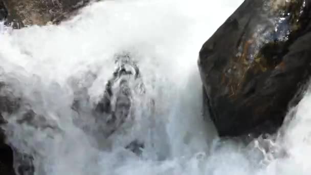 Каскады Воды Над Скалами Горном Речном Потоке Кадров Секунду — стоковое видео