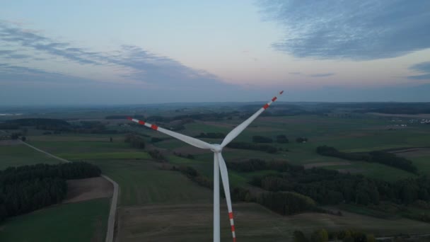 Wind Turbine Spinning Generating Renewable Energy Situated Farmland Lubawa Poland — Stockvideo