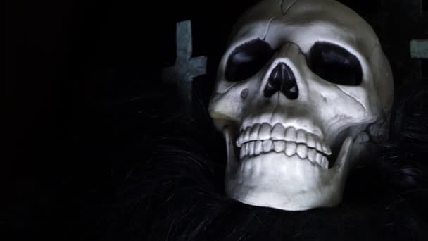 Skull Crosses Dark Background Zoom Out Shot — Vídeo de Stock