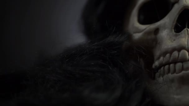 Ανατριχιαστικό Κρανίο Μαύρα Μαλλιά Κοντά Σουτ Panning — Αρχείο Βίντεο