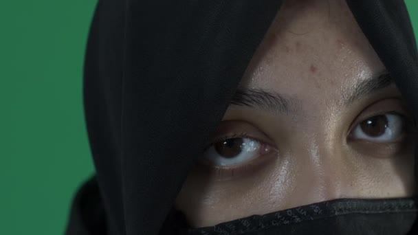 Hijab Muslim Women Looking Camera Eyes Green Screen Locked — Stockvideo
