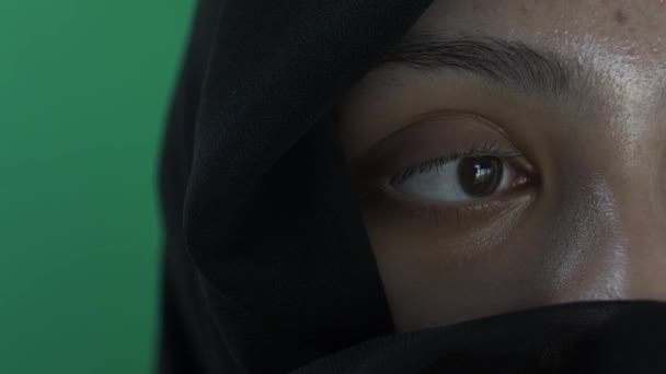 Right Eye Hijab Muslim Women Wearing Face Mask Green Screen — Video Stock