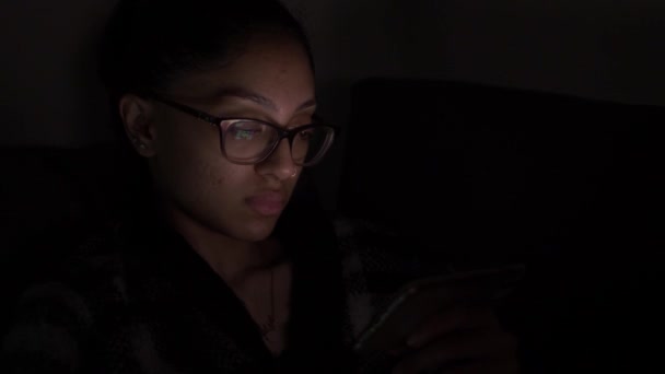 年轻的英国亚洲女性戴着眼镜 夜间浏览手机 锁住了 — 图库视频影像