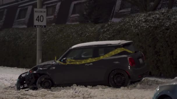 Последствия Автомобильной Аварии Дтп Ночью Снегу Зимой Небольшим Транспортным Средством — стоковое видео