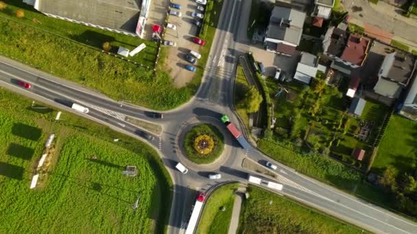 Vehicles Driving Roundabout Sunny Day Lubawa Poland Aerial Top Shot — Stockvideo