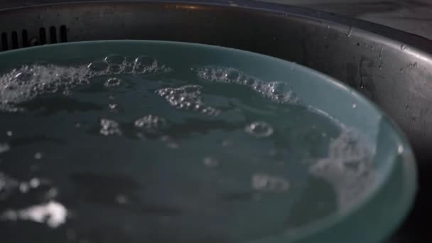 Seifenspülwasser Einer Spülschüssel Medium Shot — Stockvideo
