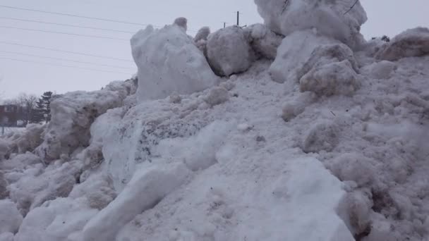 Kışın Kentsel Alanda Yol Kenarındaki Büyük Yüksek Kar Yığınları — Stok video
