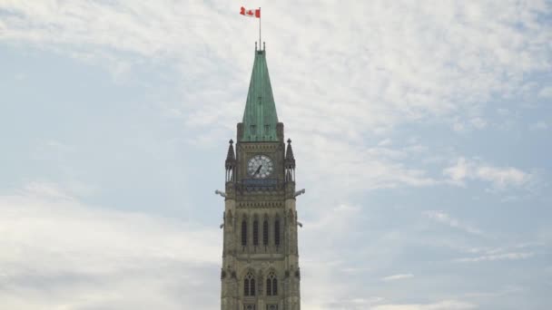 Clock Spire Canadian Flag Flying Parliament Hill Buildings Ottawa Ontario — Vídeo de Stock