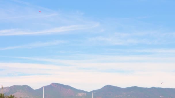 Paratrooper Afar Castellon Mountains Background Landing Benicassim — Vídeo de Stock