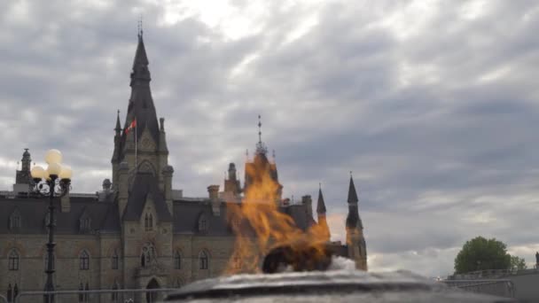 Centennial Flame Flamme Centenaire Summer Parliament Hill Buildings Ottawa Ontario — Stock video