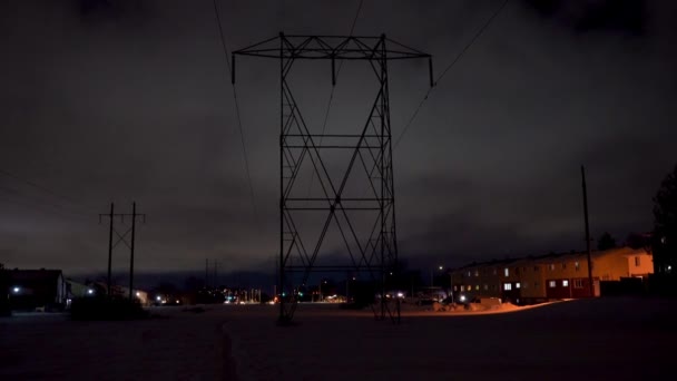 Lange Hydro Torens Die Nachts Door Een Voorstedelijk Gebied Lopen — Stockvideo