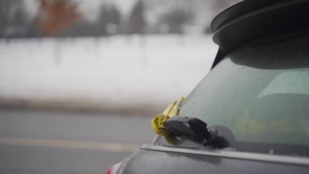 Voorzichtigheidstape Achterkant Van Een Gecrashte Auto — Stockvideo