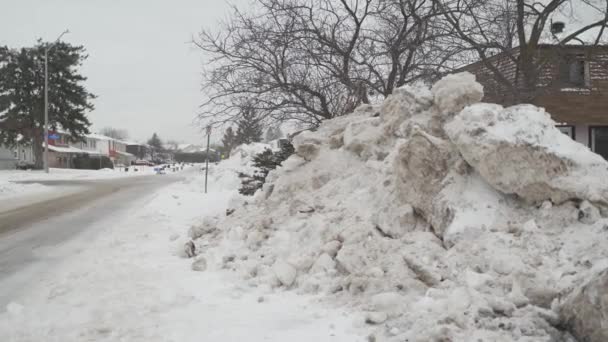 Large High Snowbanks Side Road Urban Area Winter — Vídeo de stock