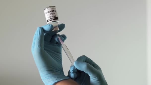 Close Shot Nurse Hands Wearing Surgical Gloves Holding Syringe Sucking — Stock Video